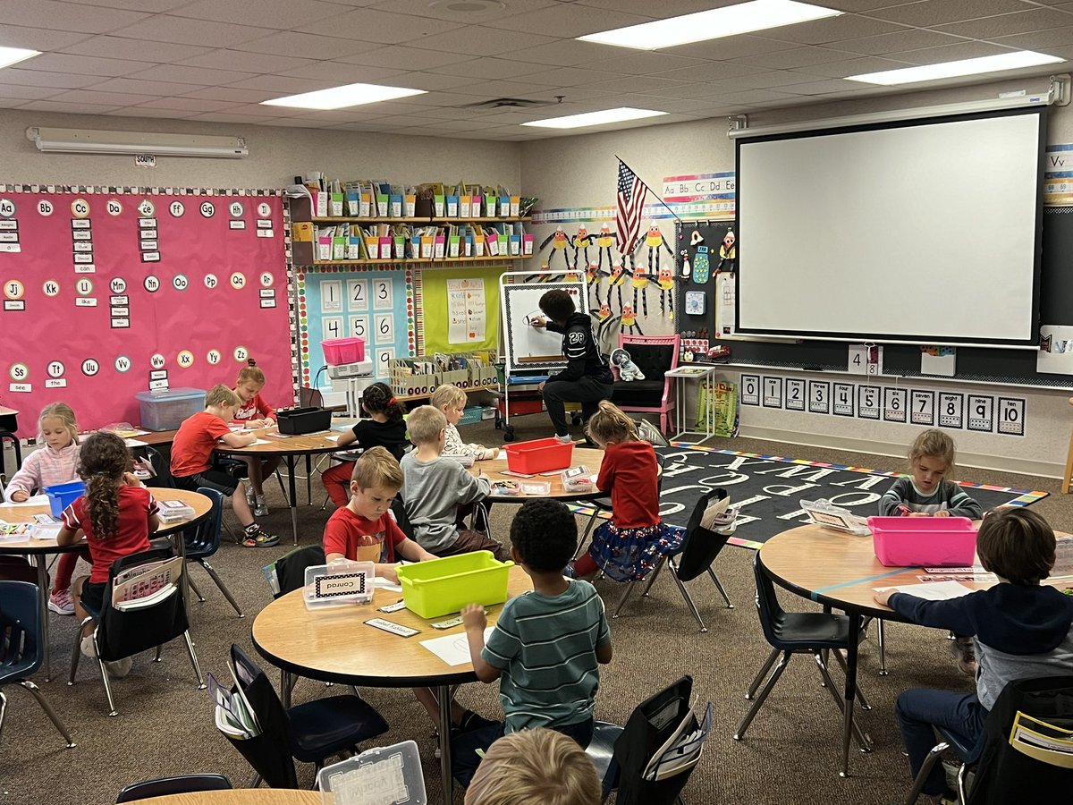 langer_nick01's tweet photo. Students had a great time with @MWHSWildcats football players visiting them and working on an activity! Thanks for stopping by @RohwerE! https://t.co/rfi1ORBE1O