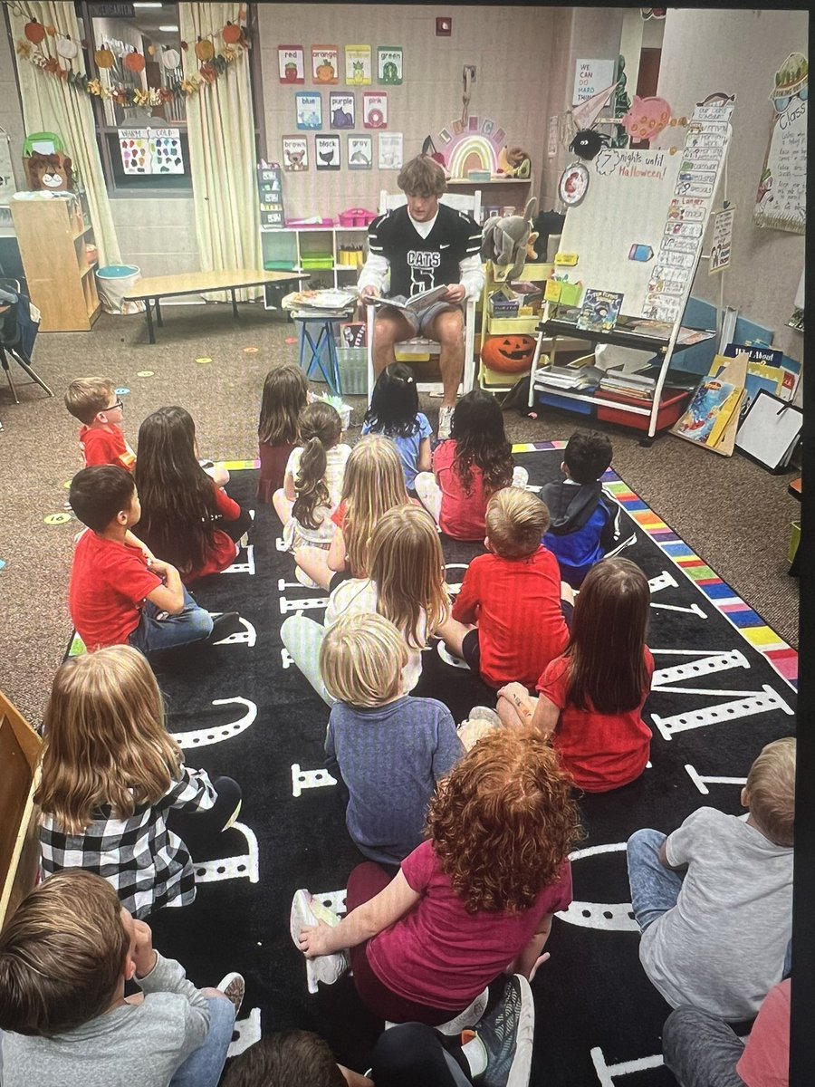 langer_nick01's tweet photo. Students had a great time with @MWHSWildcats football players visiting them and working on an activity! Thanks for stopping by @RohwerE! https://t.co/rfi1ORBE1O