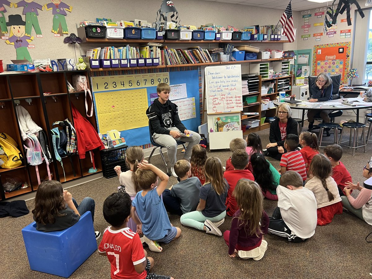 langer_nick01's tweet photo. Students had a great time with @MWHSWildcats football players visiting them and working on an activity! Thanks for stopping by @RohwerE! https://t.co/rfi1ORBE1O