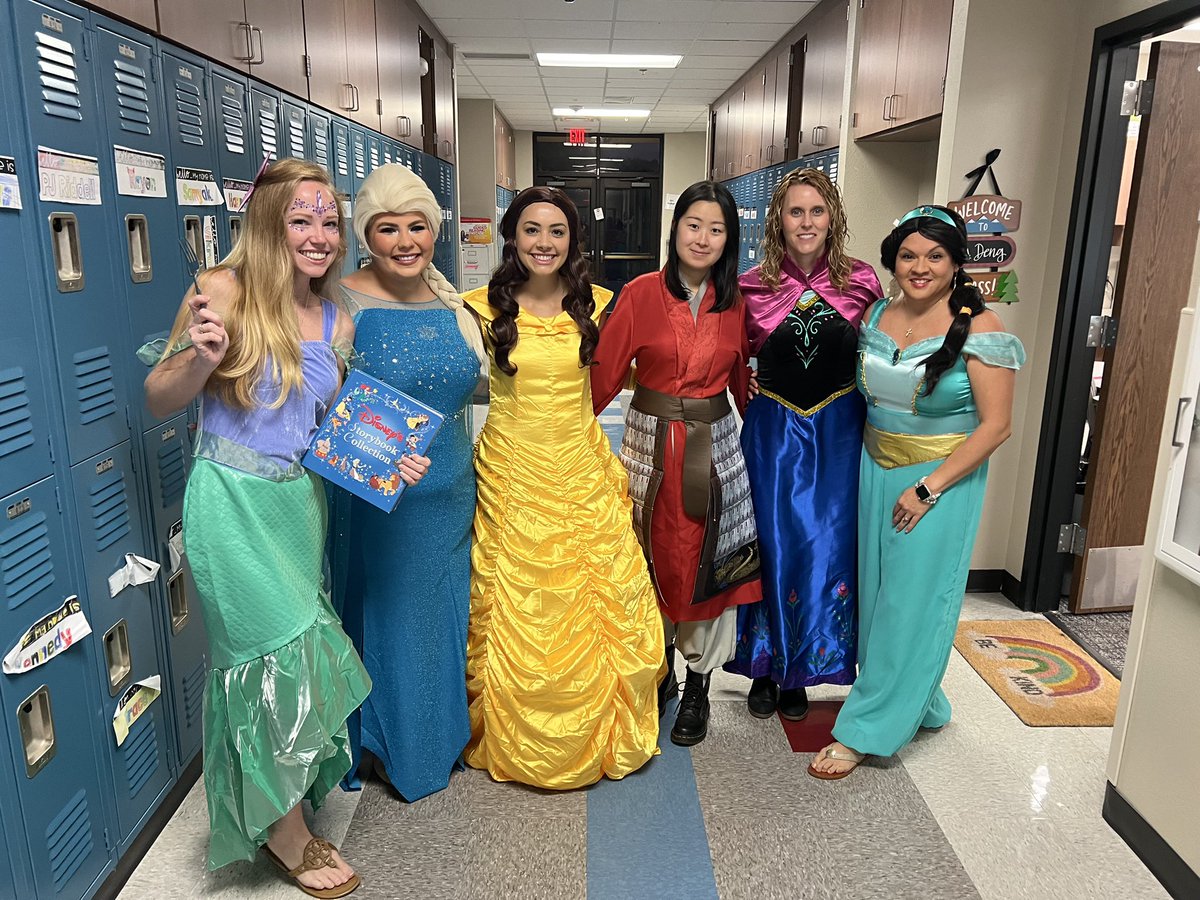 Storybook Character Day! 3rd grade teachers looking so pretty. #LevelUpPlanoISD
#pisdlearns
#haunelementary