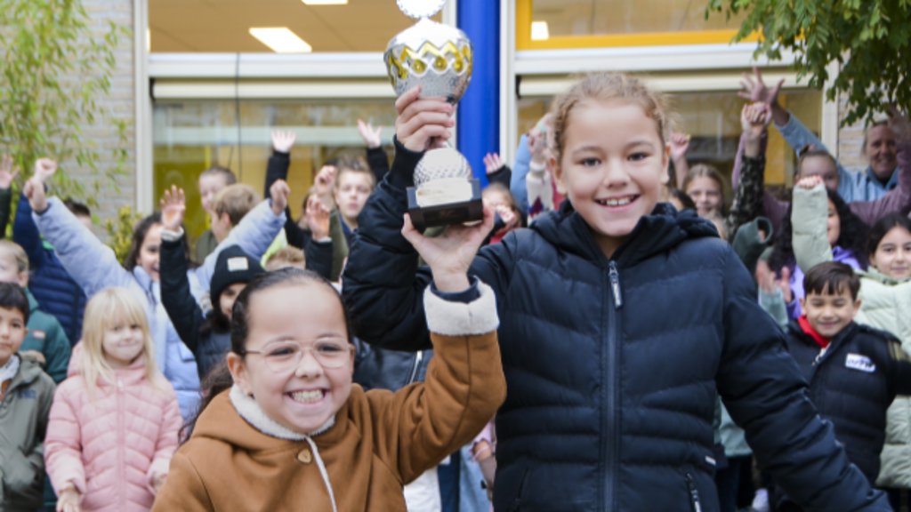 Montessorischool Het Koraal in Harderwijk wint VVN-beker: veel meer fietsen die veilig zijn dan in afgelopen jaren: [HARDERWIJK] Op de Harderwijkse Montessorischool Het Koraal zijn dit jaar veel leerlingen die op goedgekeurde fietsen rijden. dlvr.it/SxzXRr