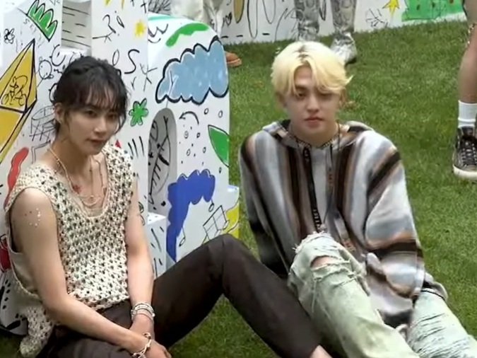 มันเกิดอะไรขึ้นวะ😭😭😭😭

From this                         to this