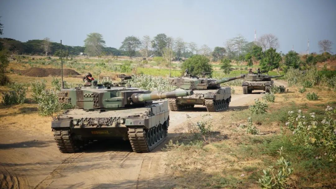 Jatosint's tweet photo. 23/10/2023
Soldiers and Leopard 2 assigned to Indonesian Army #TNIAD 8th Cav Battalion conducted a company-level exercise in East Java
This is the same battalion that trained together with @1_Armd_Regt during last month's #GarudaShield
๐ธTNI AD / 8th Cav https://t.co/mxkHkXvVVA