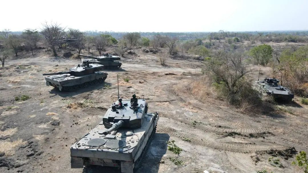 Jatosint's tweet photo. 23/10/2023
Soldiers and Leopard 2 assigned to Indonesian Army #TNIAD 8th Cav Battalion conducted a company-level exercise in East Java
This is the same battalion that trained together with @1_Armd_Regt during last month's #GarudaShield
๐ธTNI AD / 8th Cav https://t.co/mxkHkXvVVA