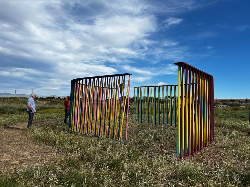 🫂 OBRA: ABASTAR, ABRAÇAR

Autoria: SAWU 
Ubicació: Alfara del Patriarca

Abastar i abraçar comparteixen etimologia. El braç, amb el qual es treballa la terra, mesura del que l'esforç pot abastar, que ens embolica en abraçar-nos.

Fins al 5 de novembre pots visitar-la.