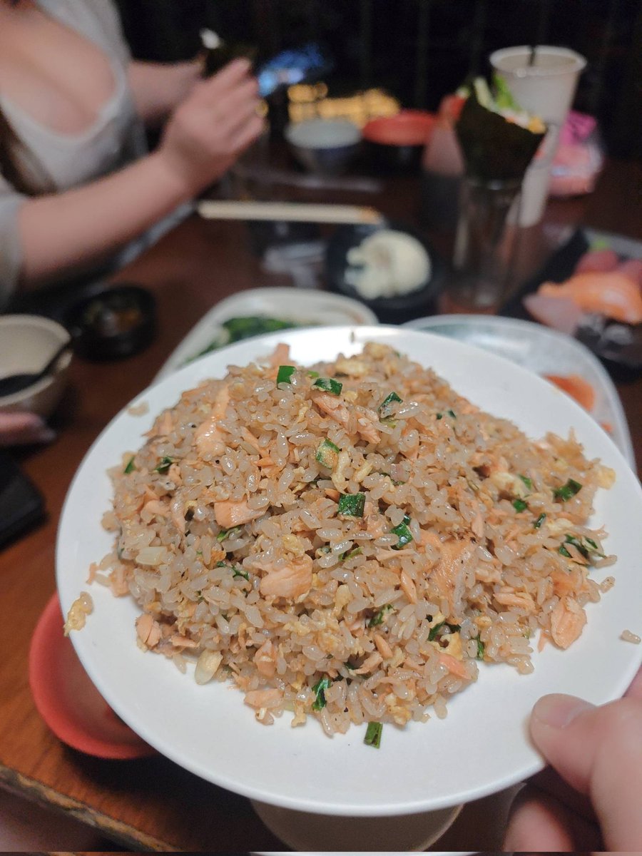 鮭魚炒飯好吃😋 https://t.co/spkhIc6lpf