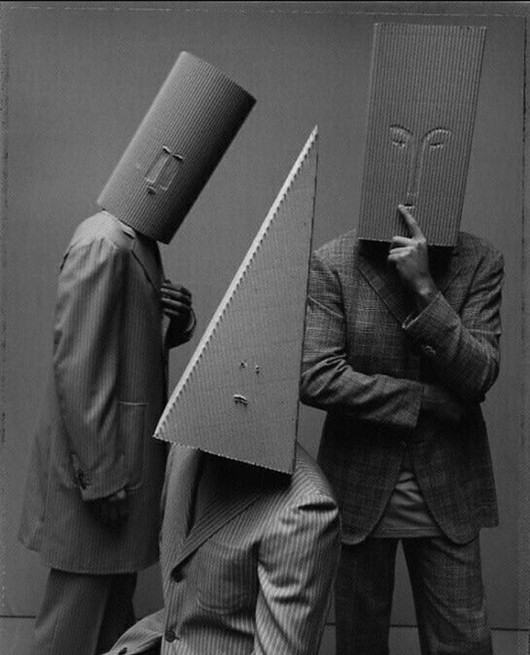 Kesintisizlik ve aynılık deneyiminde yaşar insan kendiliğini. Öteki ile karşılaşmalarının etkisinde biriken bir deneyimlilik, oluşturur ben dediği kendiliğini..
İnsan aynılık içerisinde başkalaşan bir varlıktır.

Oktay Şılar