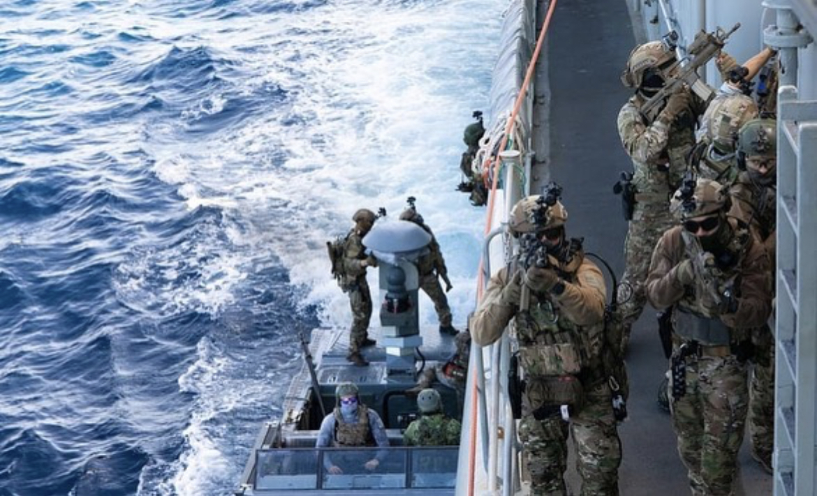 NavySEALfnd's tweet photo. Today we honor the sacrifices that service members and their families make during deployment.
We pledge them a Nation of Support for protecting our freedom.
Photo Credit: US Navy
#NavySEALFoundation #NSFTeammates #ANationofSupport #StandWithSEALs https://t.co/PqgseFcY6H