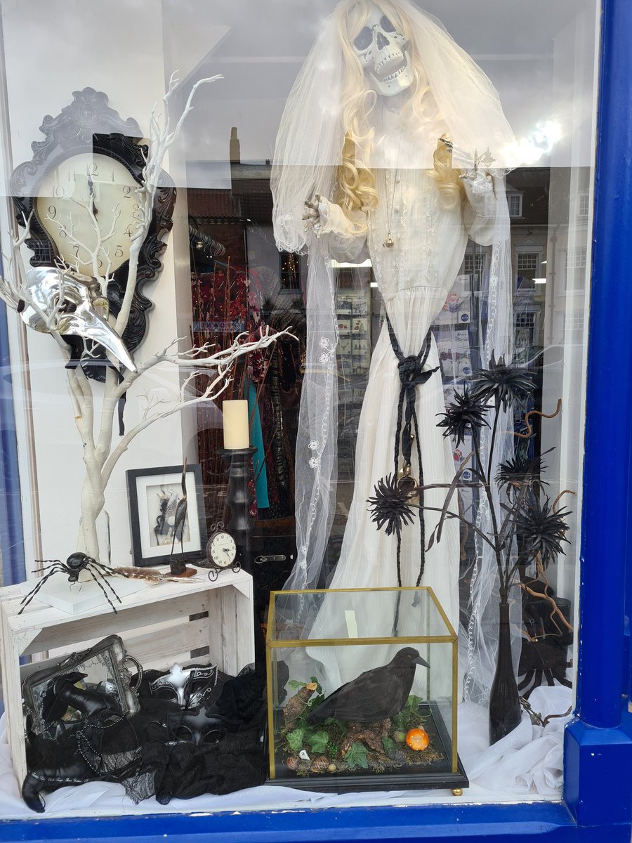 YarmMind's tweet photo. She's back!
Scary Mary &amp; the not so scary Lee, are ready to welcome you to #MyMindShop #Yarm
Any number of donations always gratefully received - we're never spooked by a car load - always happy to help with the offloading.
#GiftAid gives us 25% more on all those fab things 😍 https://t.co/HZW8YQkTBy