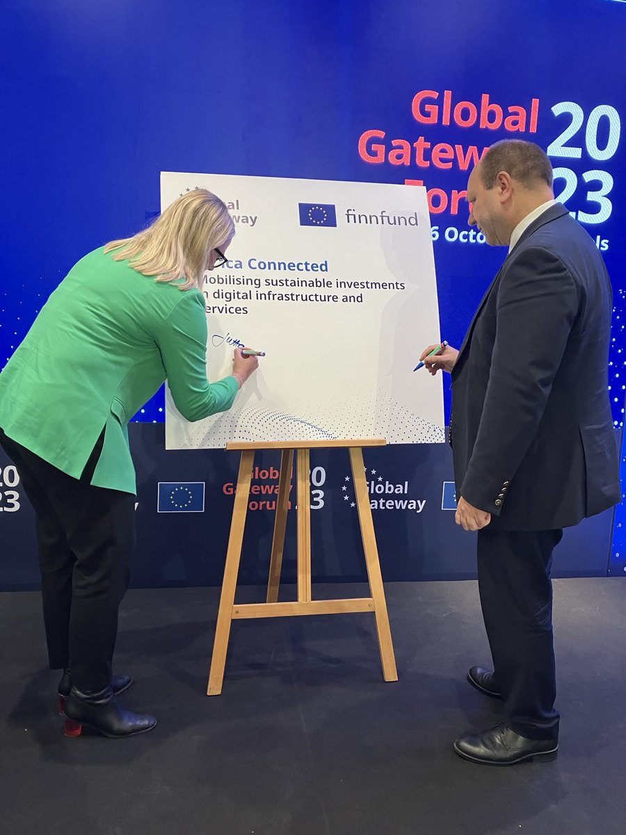 It was an honour to witness the signing of the agreement between the Commission and Finnfund on Africa connect. The picture is not about the actual signing of the agreement, but Commissioner Urpilainen and Finnfund CEO Kangasniemi signing the commemorative poster. #GlobalGateway