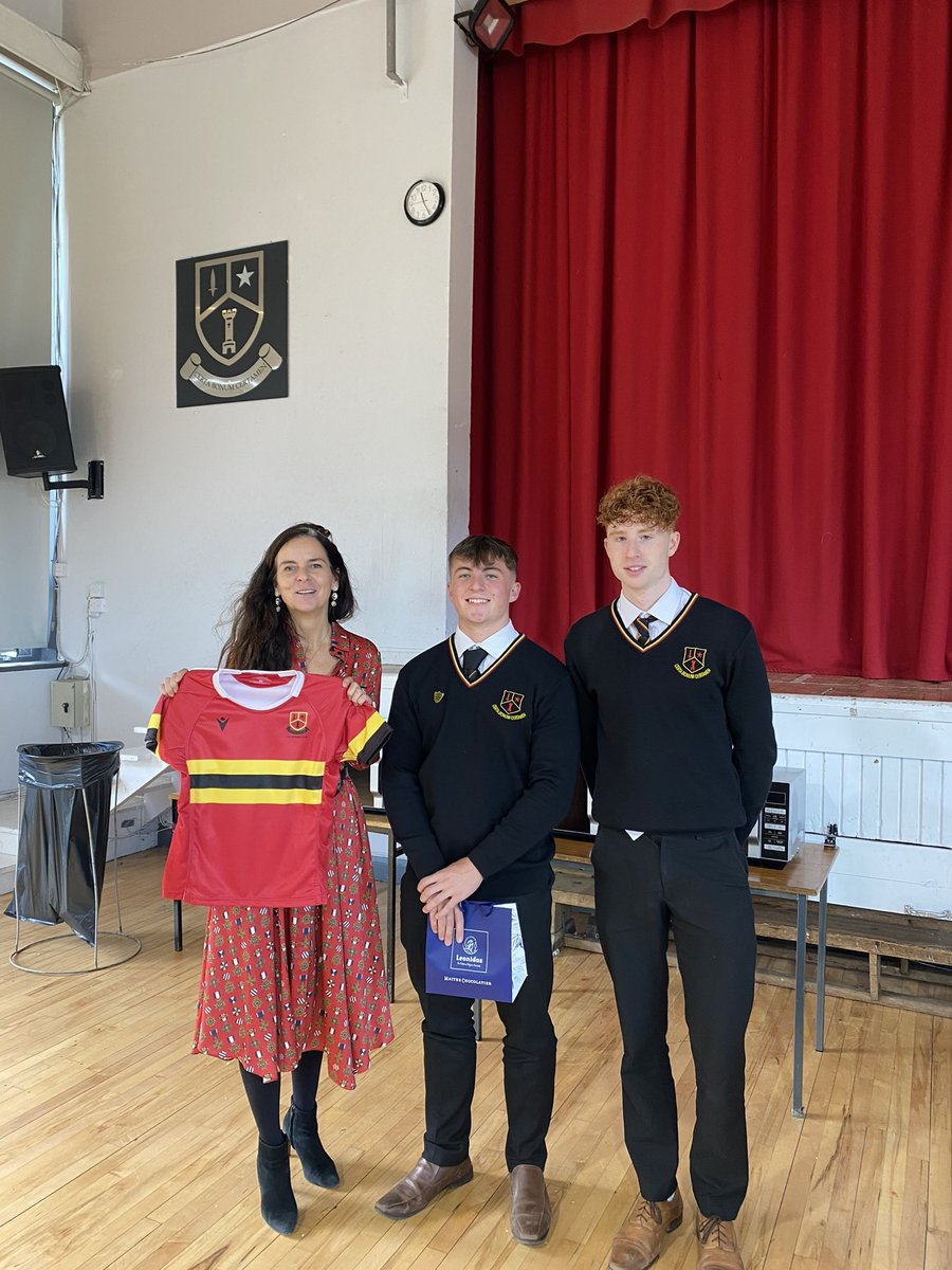 K2Vlierberge's tweet photo. As a former French teacher 👩🏫, it’s always a great pleasure to return in front of the class & discuss with students the excellent 🇧🇪🇮🇪 relations & the importance of #multilaterism 🇪🇺🇺🇳.
🙏 students @CBCMonkstownpk for the dynamic exchange & the schools 👕 in 🇧🇪 colours!
#EU #UN https://t.co/JeWV4wPJIl
