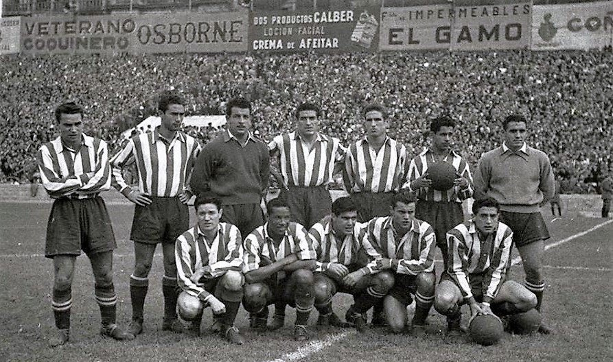 BenditalocuraAt's tweet photo. Fotografía tomada #TalDiaComoHoy de hace 71 años (26.10.1952), victoria 0-2 del @Atleti sobre la @RealSociedad en el mítico estadio de Atocha. Mencía, Mújica, Montes, Tinte, R. Cobo, "Lobito" Hernández, Cayetano (ps), Juncosa (⚽️), Ben Barek, Escudero (⚽️), Agustín y Callejo. https://t.co/Ti1DTbgQV4