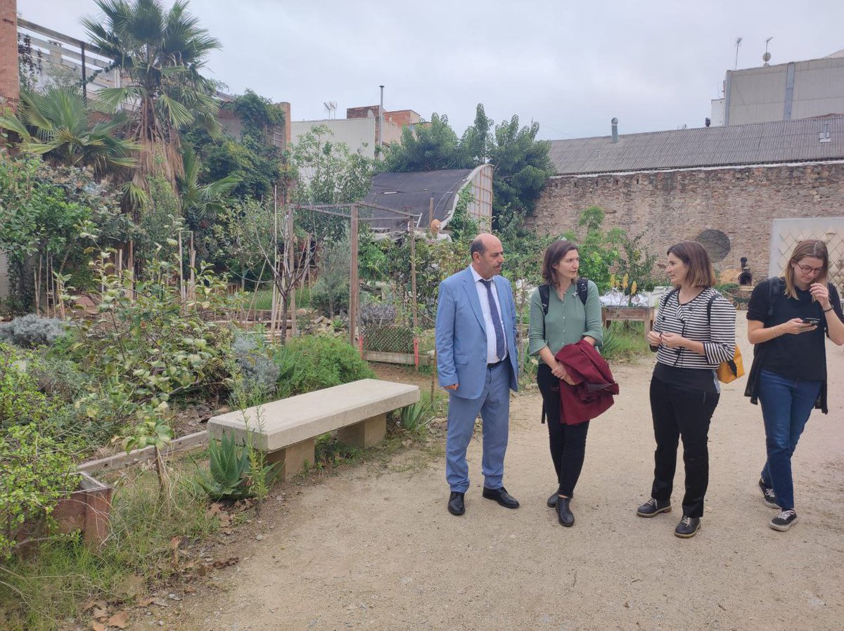 BCNJustGlobal's tweet photo. 🌿🌍En el marc del projecte #ASIMATunis de @MedCities i de la cooperació bilateral amb #Tunis, visitem els horts comunitaris ConnectHort i Can Cadena al @Bcn_SantMarti amb l'Institut Municipal de Parcs i Jardins.
@BCN_Ecologia https://t.co/6aV1DNTVRR