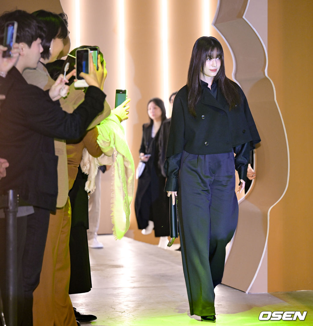 bestofhanhyojoo's tweet photo. #HanHyojoo at #TeddyTen event commemorating the 10th anniversary of the launch of the fashion brand #MaxMara Teddy Bear Coat
#한효주 https://t.co/Fy0XBVIgg3