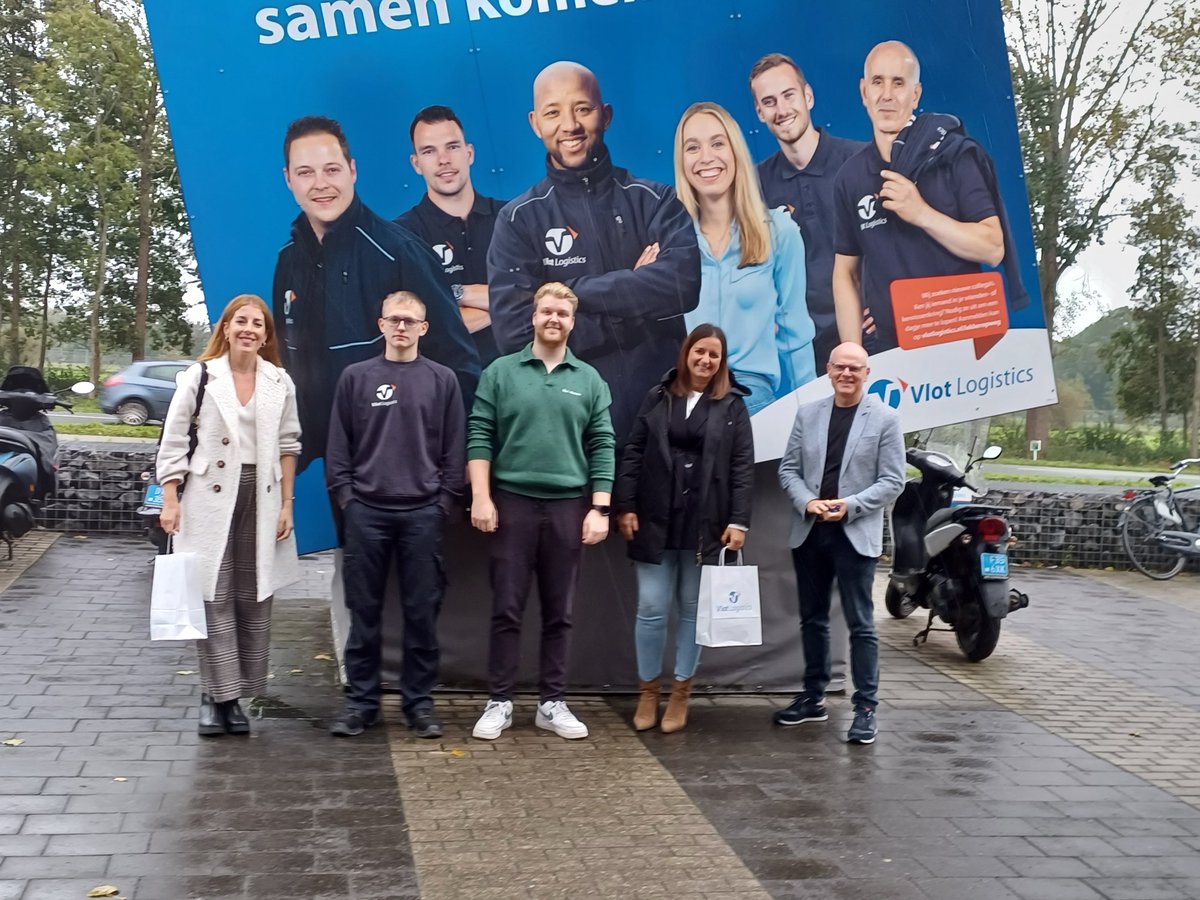Afgelopen dinsdag hebben wij bezoek gehad uit het zonnige Spanje! Twee Spaanse docenten van het <a href="/SopenaSevilla/">Centros Sopeña Sevilla</a> kwamen een kijkje nemen bij de <a href="/vlotlogistics/">Vlot Logistics</a> Academy.

<a href="/DaVinciCollege/">Da Vinci College</a> #samenwerken #werken #leren #logistiek #warehousing #transport #academy #werkenbijvlot