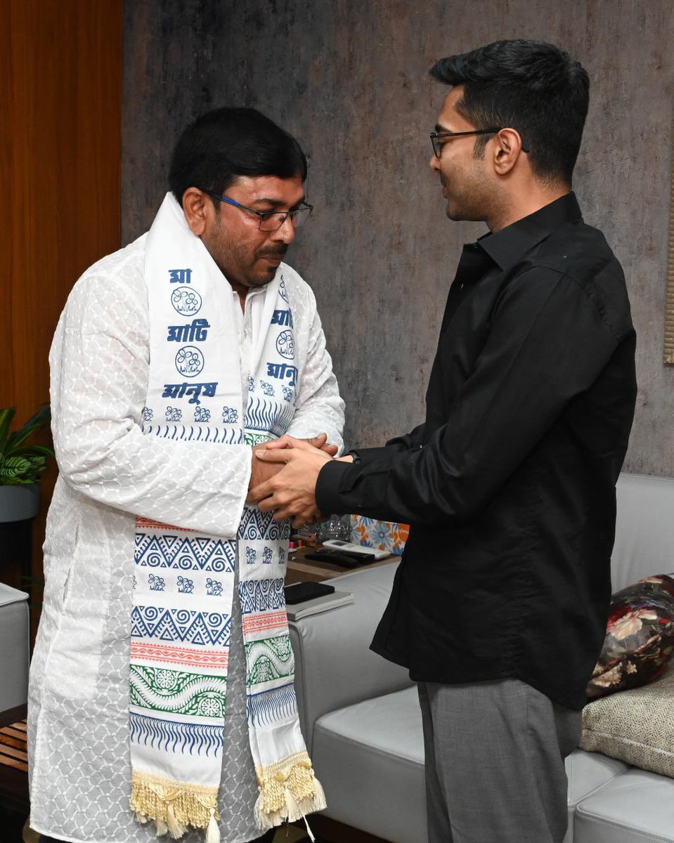 AITCofficial's tweet photo. Today, in the presence of Nat'l GS Shri @abhishekaitc, Harakali Protiher, @BJP4Bengal MLA from Katulpur Assembly constituency, Bankura, joined hands with us.

This move reflects a resounding commitment to serving the people and strengthening the unwavering ideals of Ma, Mati, and Manush. We wholeheartedly welcome him to the Trinamool Congress family.

With this union, we stand united in our mission to bring positive change and progress to our communities. Together, we pledge to work tirelessly, hand in hand, for the betterment of Bengal!