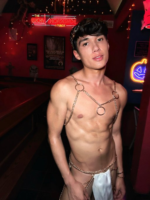 Greek God but make it twink https://t.co/gUcjgxI3qD