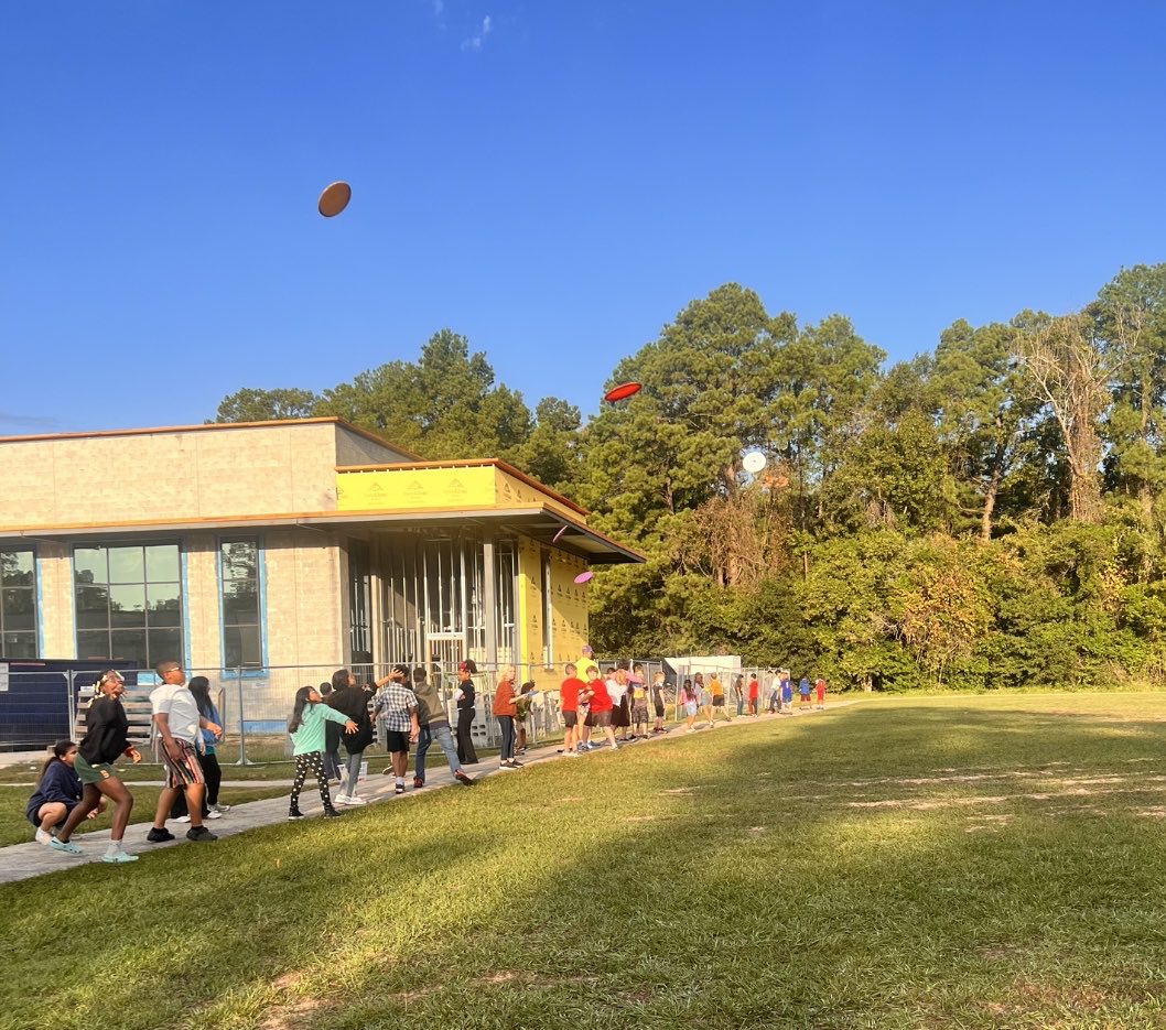 Elm Grove’s disc golf driving range helping us learn the skill of throwing a disc! ⁦<a href="/HumbleISD_EGE/">Elm Grove Elementary</a>⁩ #egegrows