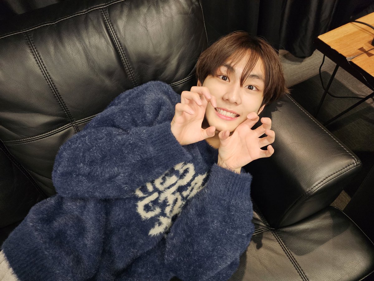 jujuseung's tweet photo. official random enhypen merch &amp; photocard giveaway ! ☆

  — mbf
  — like &amp; rt this twt
  — must be willing to pay for fees
  — drop proofs of voting enhypen
  on mama OR proofs of
  participating in twitter deals /  
  polls
                  
  ends : tba 🍥 https://t.co/apI8RtuMUX