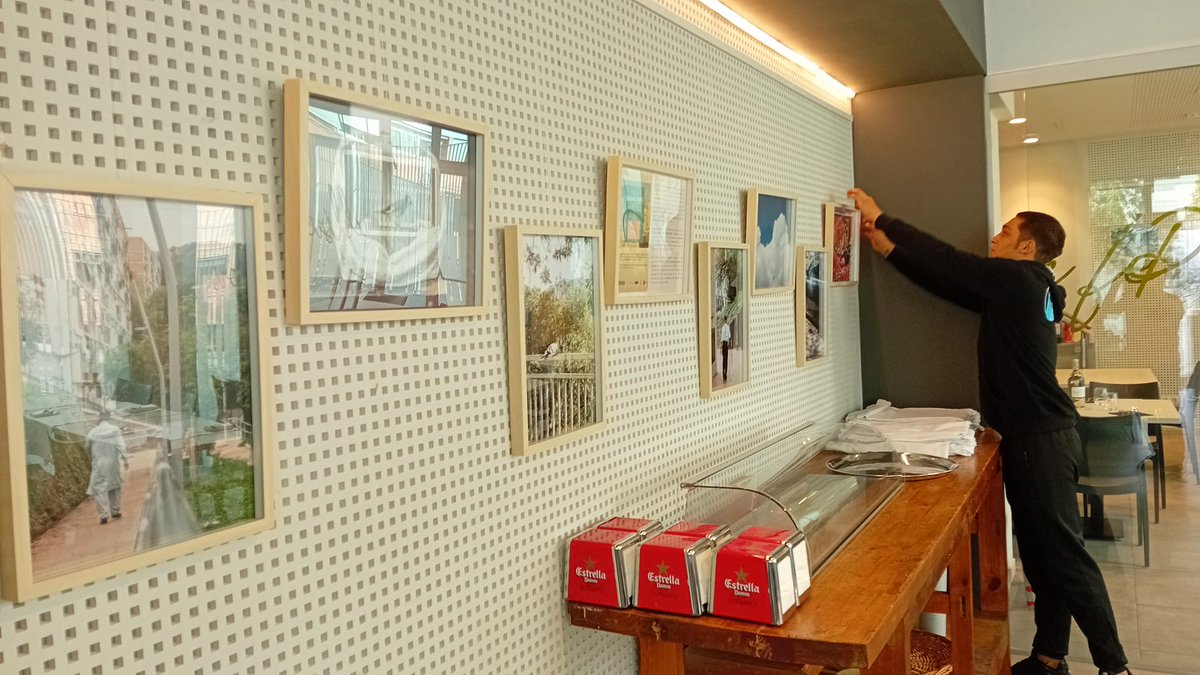 Joves de la UEC inauguren la seva exposició de fotografies dels barris de Nou Barris al restaurant Cruïlla Al Punt. <a href="/gencat/">Generalitat de Catalunya</a> <a href="/consorciedubcn/">Consorci d'Educació</a> <a href="/Bcn_NouBarris/">Districte de Nou Barris</a>