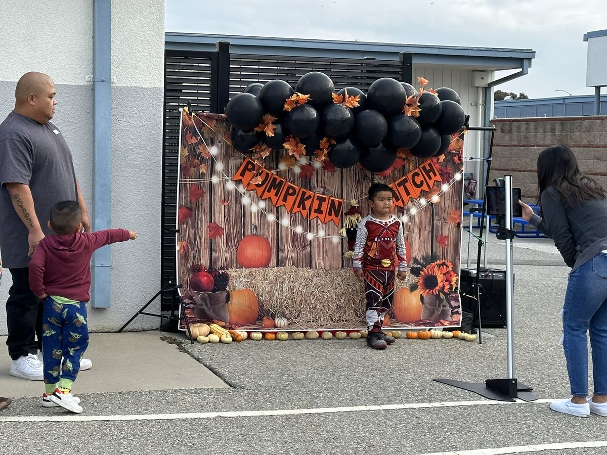 hesdgranado's tweet photo. We had some very happy TK students enjoying the @WilliamsHESD TK Fall  Festival. Thanks to our TK team for organizing it all and our parents for volunteering at the play centers. The littles had a blast! #hesdpride @TKrules1 @cristina_hsd @MelissaMStaley  #TKrocks https://t.co/BTYdZpcWX7