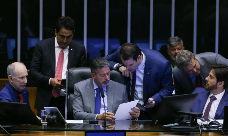 Paraibacombr's tweet photo. Câmara aprova projeto de lei de taxação para super-ricos

https://t.co/EbAu8PBUhR https://t.co/XmmuWdjp84