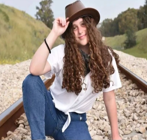 IsraelinSpanish's tweet photo. Esta es Maayan. 
Cumplió 18 años apenas 4 días antes de la masacre del 7/10.

Maayan fue asesinada por terroristas del #Hamas mientras intentaba, junto a su papá, evitar que los terroristas entraran a su casa.

El papá, Tzachi, fue secuestrado y llevado a #Gaza, mientras seguía cubierto con sangre de su hija asesinada.

El dolor es desgarrador.
Pero nos levantaremos, sobreviviremos y venceremos.
Así hemos hecho tantas veces en la historia de nuestro pueblo.
Así haremos también esta vez.