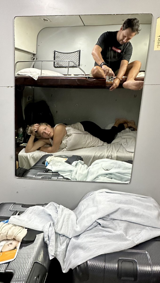 webrownbacon's tweet photo. This is what hour #20 of a 24 hour train looks like. From #Kochi to #Mumbai on #irctc https://t.co/Kxpr57t7v5