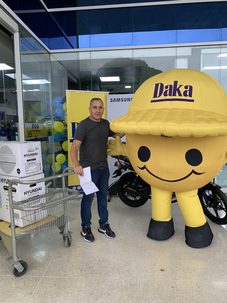 ¡CLIENTES FELICES!💛🤩

Las #100HorasDaka están esperando por ti a nivel nacional 🫶🏽🥳

¿Qué esperas para unirte al momento Daka? 😎🎉

#26Octubre #TiendasDaka #FelizJuevesATodos