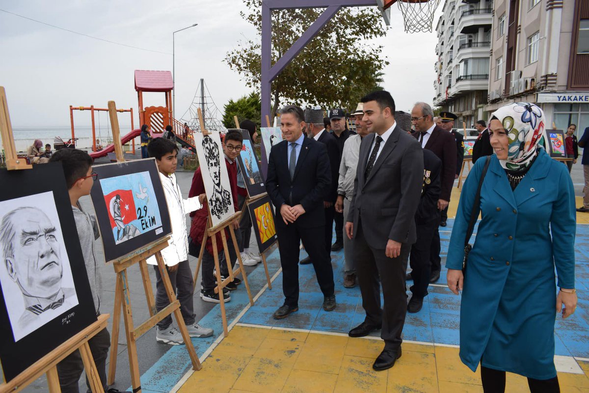 Cumhuriyetimizin 100. Yıl Dönümü Etkinlikleri Kapsamında Bugün İlçemiz Cumhuriyet Meydanında Resim Sergisi, Halk Oyunları Gösterisi ve Komando Gösterisi Gerçekleştirildi.