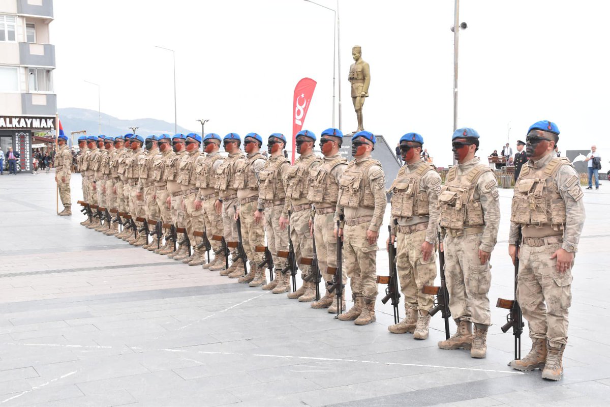 Programa Kaymakamımız Sn. Abdüssamed KILIÇ, İl J.K.Yrd. J.Albay Mustafa KOÇYİĞİT, İlçe Protokolü, Gazilerimiz, Öğrencilerimiz ve Halkımız Katıldı.