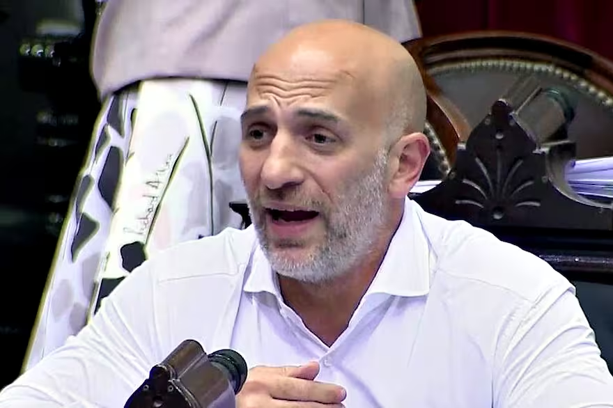 📞<a href="/Yaco_Emiliano/">Emiliano Yacobitti</a>
(UCR) en #CronicaAnunciada:"No tengo dudas que Milei es mucho más peligroso para Argentina que Massa. En el cuarto oscuro voy a hacer lo que tenga que hacer para evitar que gane Milei"