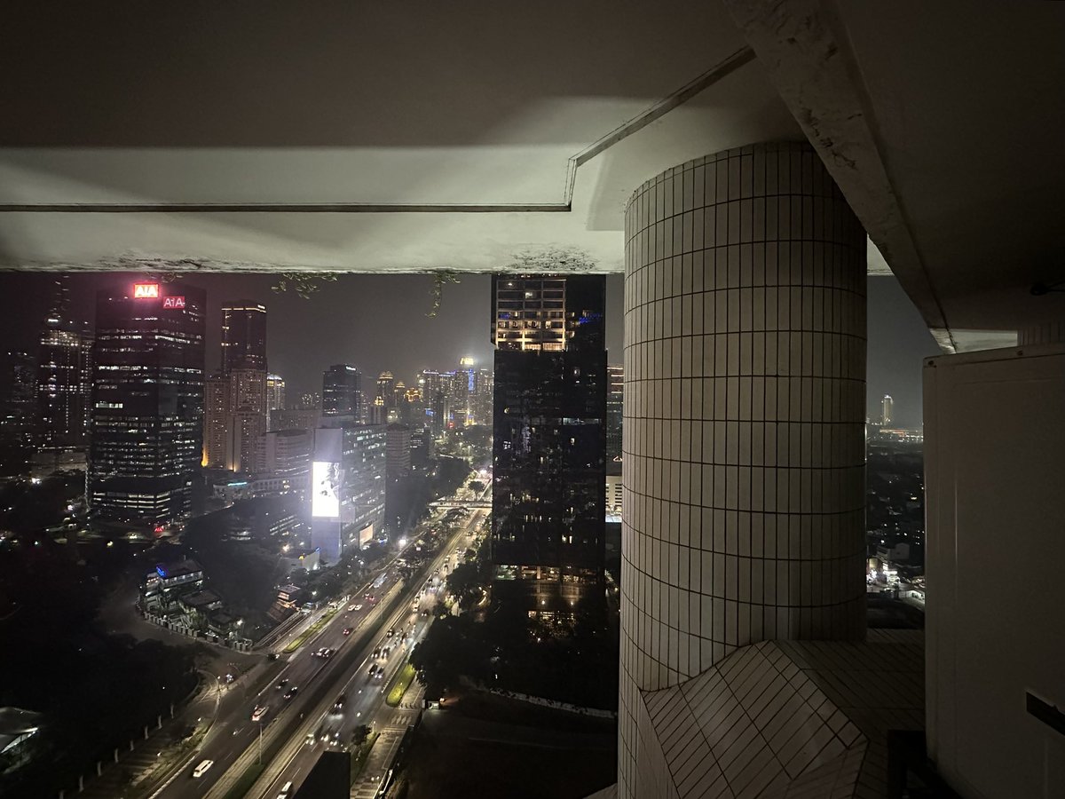 Christiaan Triebert (@trbrtc) on Twitter photo Time for <a href="/quiztime/">Verif!cation Quiz Bot</a>โs #ThursdayQuiz. From which floor of which building was this photo taken? Time for <a href="/quiztime/">Verif!cation Quiz Bot</a>โs #ThursdayQuiz. From which floor of which building was this photo taken?