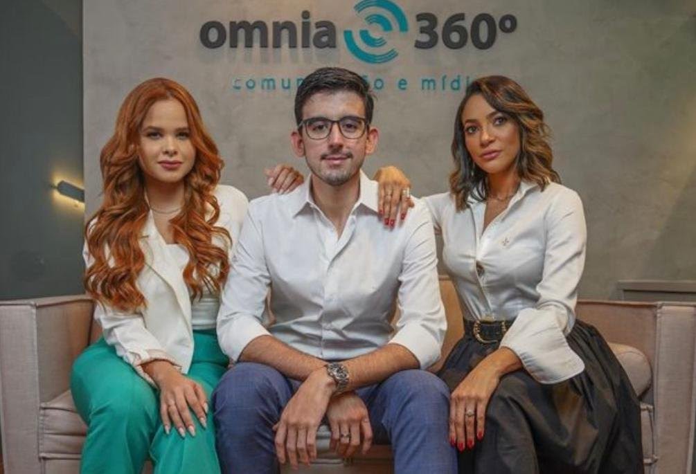 Filho de Lira negocia publicidade com a Caixa, agora sob controle do centrão.

Empresas representadas por filho de Lira receberam R$ 34 milhões do governo Bolsonaro em dois anos. Empresa que foi aberta em 2021. Sua sócia Maria Luiza, ou Malu, é filha de Luciano Cavalcante,