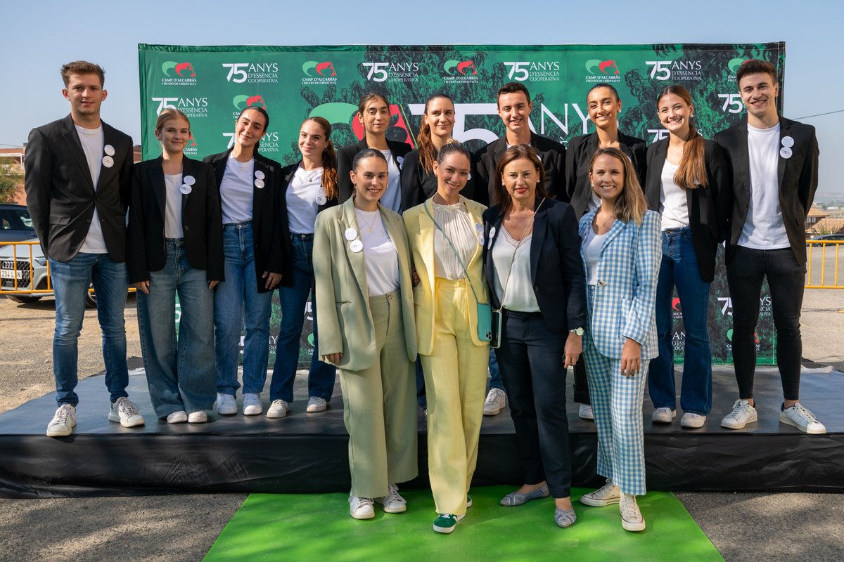 EternumEvents's tweet photo. El 7 d'octubre vam celebrar el 75è aniversari de la Cooperativa d'Alcarràs de Fruits de Ponent.

🩵L'acte va tenir lloc al Pavelló Polivalent d'Alcarràs, on vam gaudir d'una jornada plena de sorpreses i commemorar els 75 anys de trajectòria de la cooperativa i dels presidents. https://t.co/2TTry9Qy4E