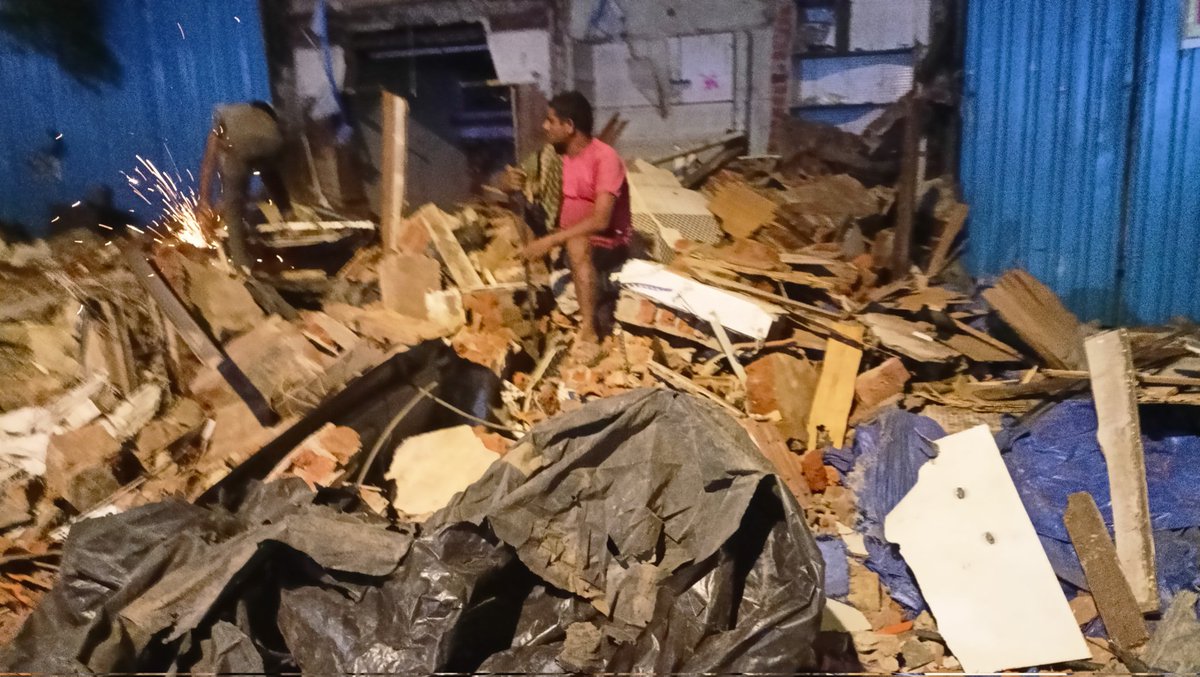 joshi2212's tweet photo. This is to bring notice of BMC and Maharashtra Government that today around afternoon a buldozer with 15-20 policemen came and destroyed many shops and shiv Mandir on the S.V Road Borivali West. Is this what a pro Hindutva Government looks like???
@mieknathshinde @Dev_Fadnavis https://t.co/G7nzNkX8zE