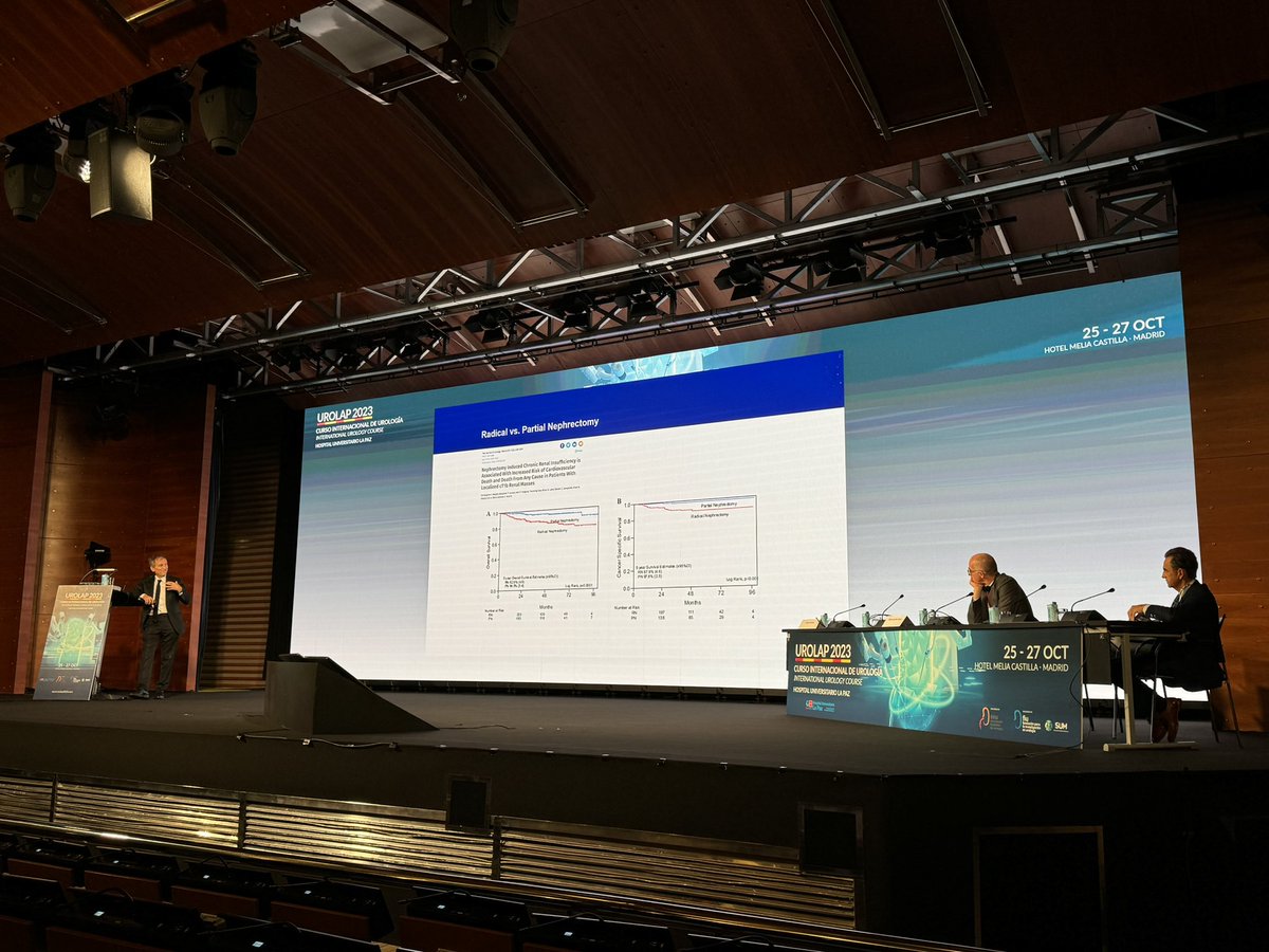 El Dr @AntonioAlcarazA hablándonos de técnica quirúrgica en la CONFERENCIA CIRUGÍA LAPAROSCÓPICA DE LOS TUMORES RENALES T1B Y T1A COMPLEJOS DETALLES TÉCNICOS