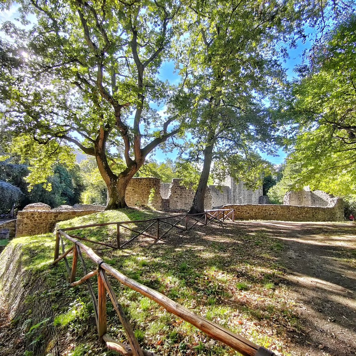 Il Monastero di Sant'ippolito è un complesso monastico del X secolo incastonato tra i laghi del Monte Vulture:è uno dei monasteri più importanti del Sud Italia

#gius01pal #giuseppepalladino #puglia #regionebasilicata #picture #basilicata #lucania #26ottobre #vulture