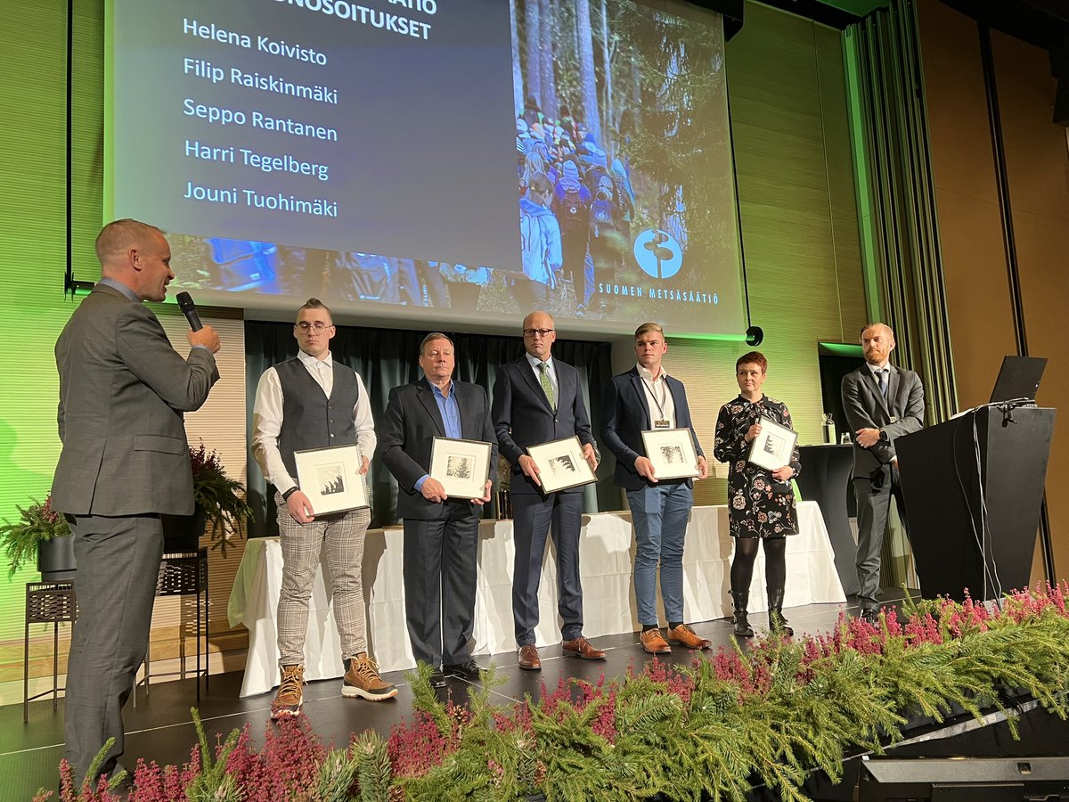 Suomen Metsäsäätiön huomionosoitukset on nyt jaettu Metsäpäivillä. Onnittelut Metsäsäätiön lähettiläille ansiokkaasta työstä säätiön ja koko metsäelinkeinon hyväksi. #metsäpäivät #metsäsäätiö #metsäelinkeino