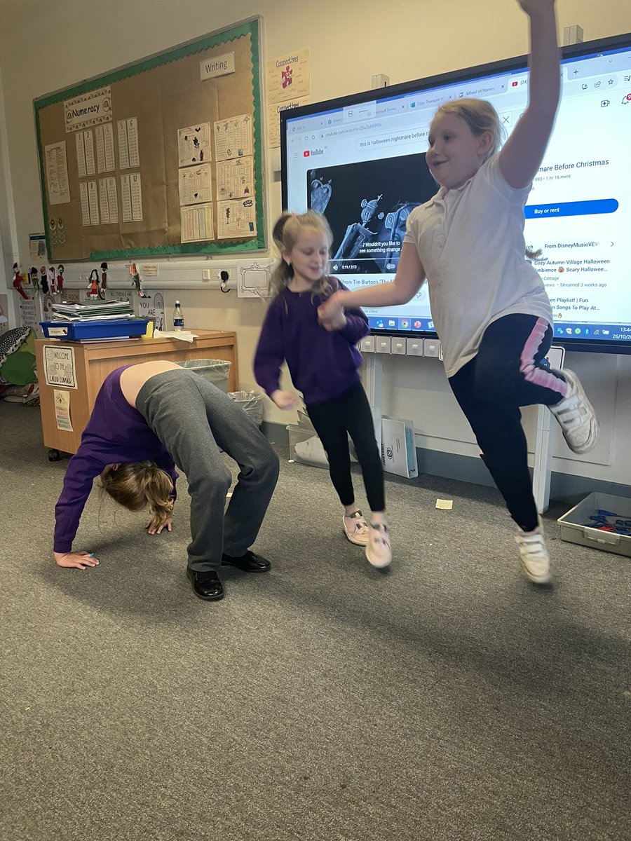 MissFlorenceCV's tweet photo. This afternoon we had a Talent Show in Primary 4. We had an amazing variety of performances ranging from singing and dancing to facts about space. @MissMcGroryCV https://t.co/s7zasN2p1z