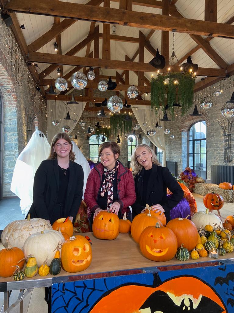 UTV Life (@utvlife) on Twitter photo Tonight at 8.30 - <a href="/Rita_utv/">Rita Fitzgerald</a> will be carving Halloween pumpkins at the <a href="/MontaltoEstate/">Montalto Estate</a> in Ballynahinch.
And music from <a href="/manukahunney/">Manukahunney</a> Tonight at 8.30 - <a href="/Rita_utv/">Rita Fitzgerald</a> will be carving Halloween pumpkins at the <a href="/MontaltoEstate/">Montalto Estate</a> in Ballynahinch.
And music from <a href="/manukahunney/">Manukahunney</a>