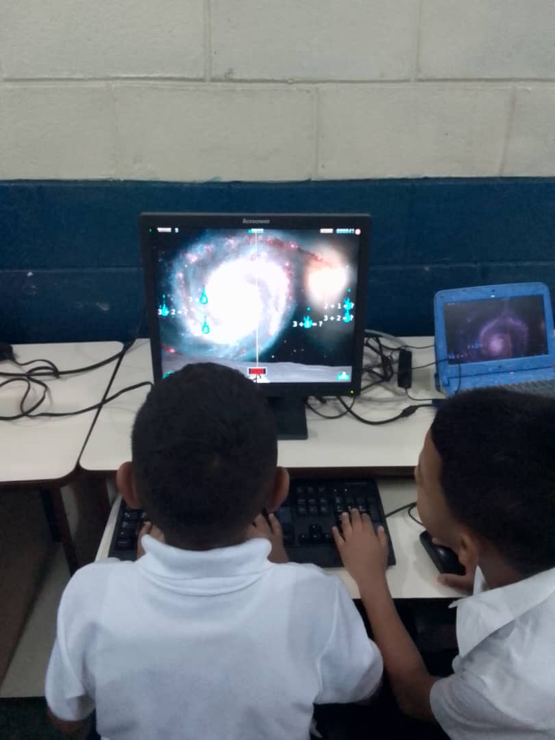 Estudiantes realizando actividades educativas para desarrollar el pensamiento espacial mediante software educativos en ambiente #Linux @MPPEDUCACION
<a href="/FundabitAragua/">FUNDABIT ARAGUA</a> <a href="/pedrogordon2121/">Pedro Gordon</a> <a href="/CanaimaGNULinux/">Canaima GNU/Linux</a> <a href="/crauetdt/">Radio Talento</a> <a href="/CNTI_VE/">Centro Nacional de Tecnologías de Información</a> 
#DefiendeTuEsequibo