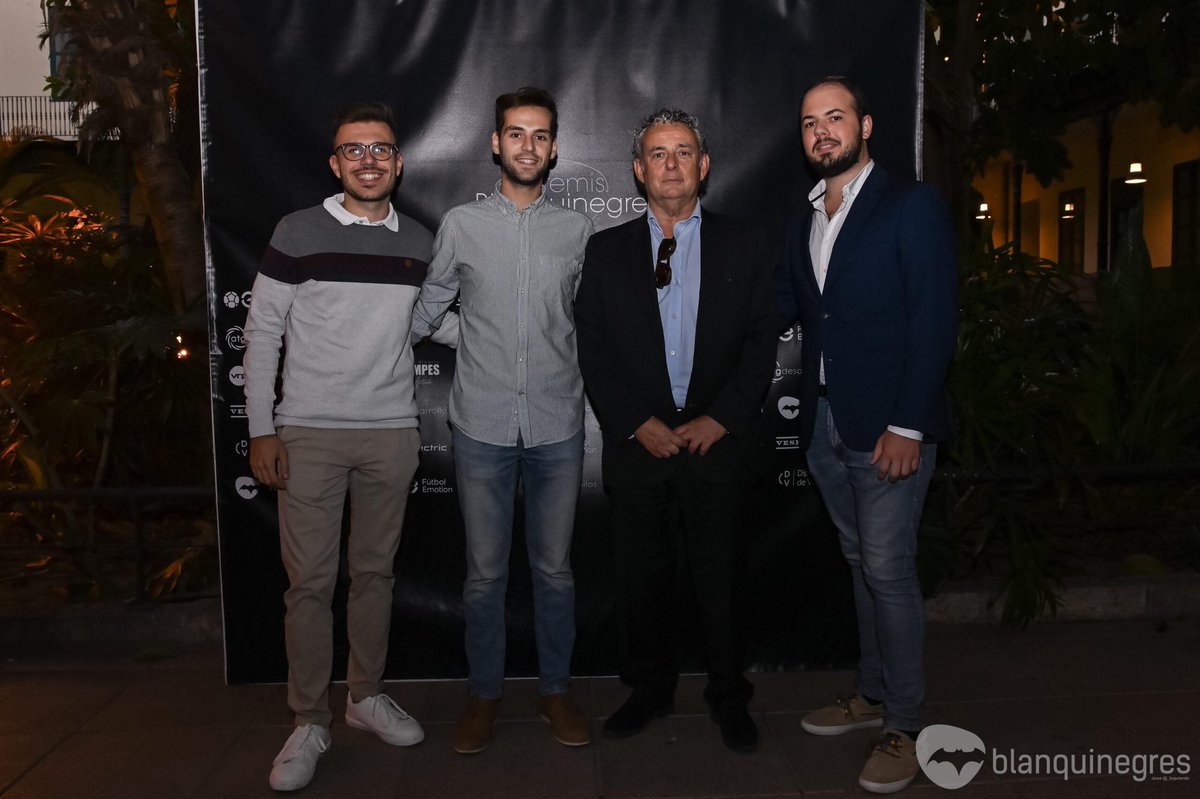 rafadasi10's tweet photo. Un placer haber asistido ayer a la #GalaPremisBlanquinegres por sus 10 años de trabajo diario en clave valencianista junto a mis compañeros (y los que faltaban) de @esportsvcr en @Capital_vlc
@blanquinegres 🔟♾️🦇 https://t.co/L3gmluCHA6