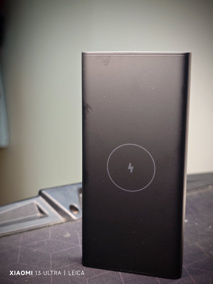 djasif's tweet image. #DiwaliWithMi #techsesmartdilsesmart
Shedding the cables while on the go!

The #xiaomi wireless Powerbank is my new addition (again) to the family of smart products!