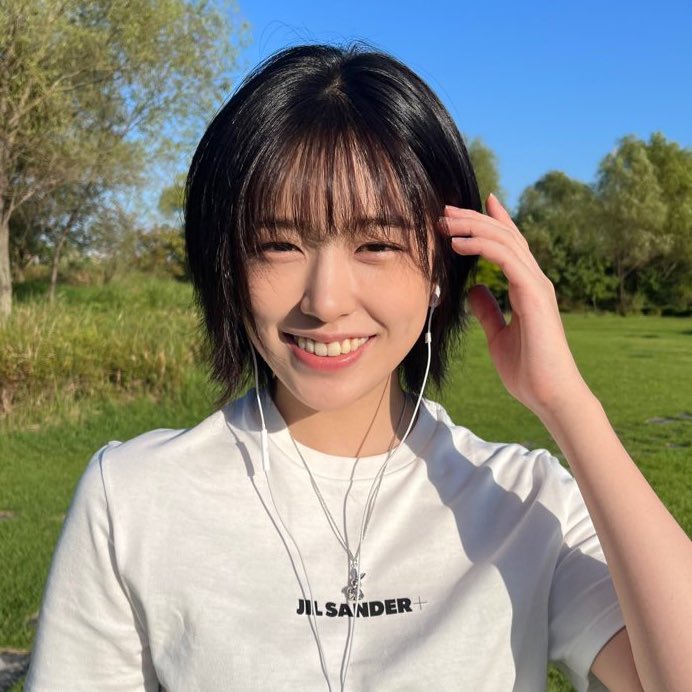 0403FEED's tweet photo. bunny around her neck? 
bunny around her neck. https://t.co/gvv7owTmGh