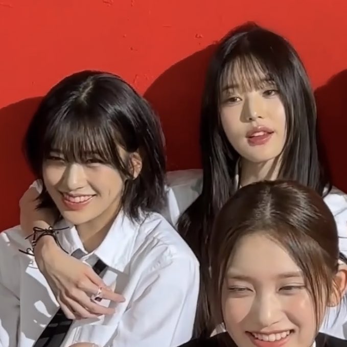 0403FEED's tweet photo. bunny around her neck? 
bunny around her neck. https://t.co/gvv7owTmGh