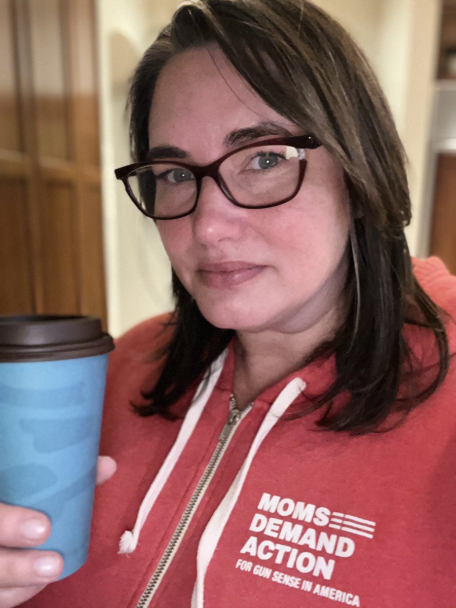 About to settle into my work day (remote) after taking my son to the orthodontist & a stop for coffee. At both places, strangers me asked about @MomsDemand & how they can get involved. If you’ve also had #enough, text READY to 644-33 to join 10 million others who feel the same.