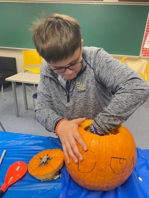 SJJAcademy04's tweet photo. We had LEGO Club and Pumpkin Carving after school yesterday! https://t.co/kSLIeZCbUV