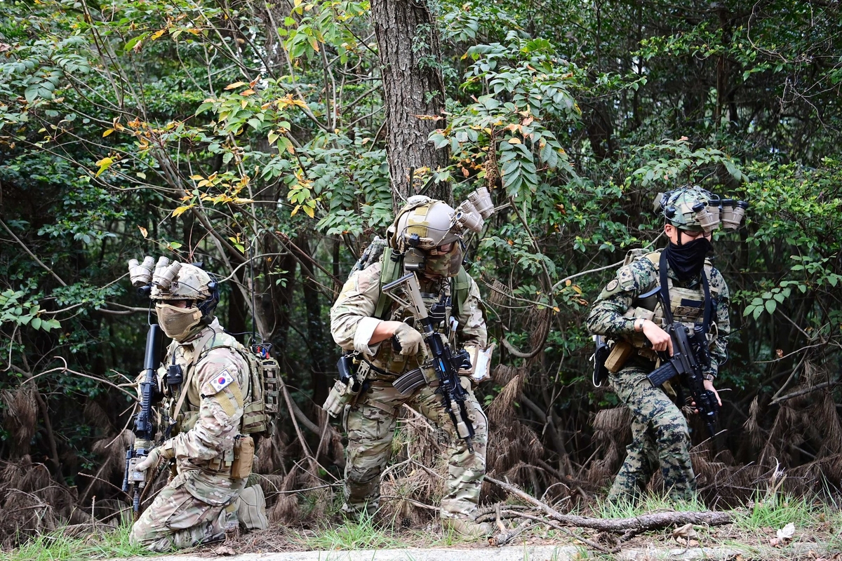 IPDefenseForum's tweet photo. South Korea and the United States have staged a combined multi-domain special operations exercise to enhance interoperability, the U.S. military said Wednesday, amid joint efforts to counter North Korean military threats.
#SOF #SOCKOR #SpecialForces
https://t.co/uXElu8YiDR https://t.co/f1pxueahrB