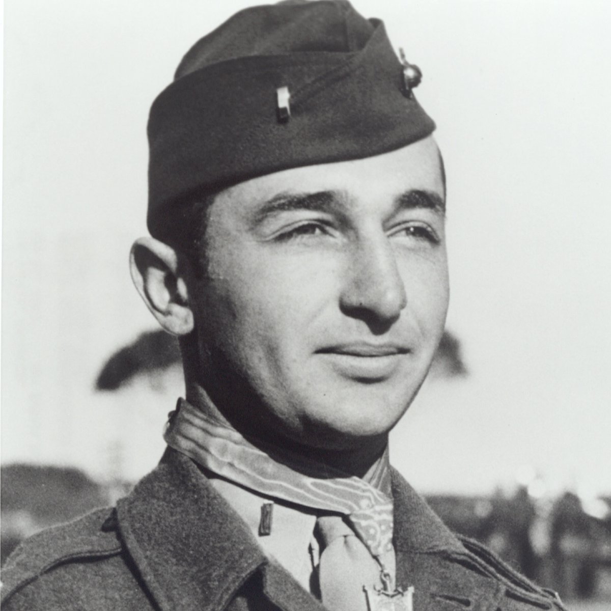 WWIIMemorial's tweet photo. Mitchell Paige of Charleroi, Pennsylvania, a Colonel in the U.S. Marine Corps, was awarded the Medal of Honor for his extraordinary actions on October 26, 1942, during the Battle of Guadalcanal.

#WeRememberThem https://t.co/JmYwaq5FA3